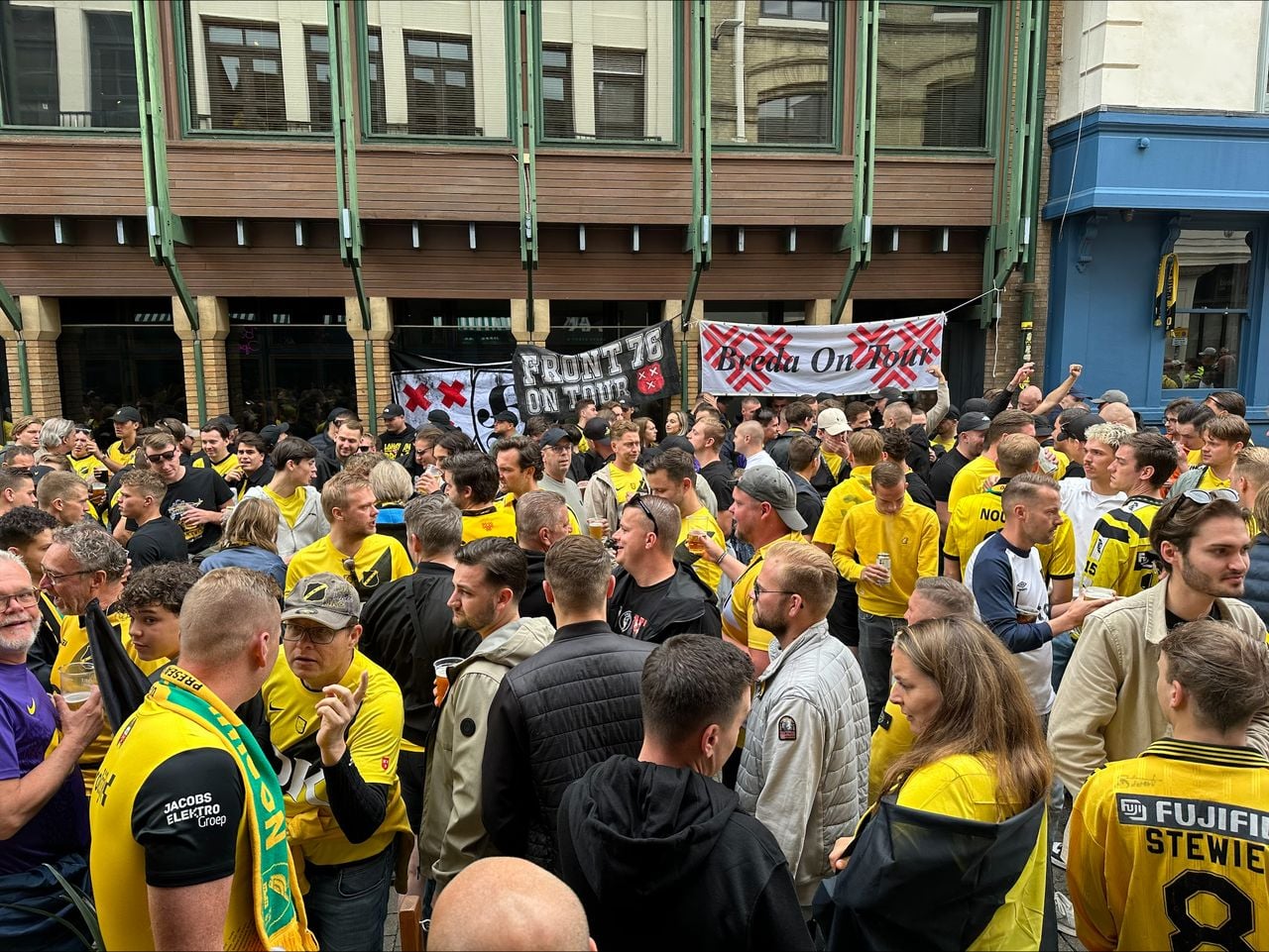 Supporters van NAC waren vorig jaar massaal in Norwich voor een oefenduel (foto: Omroep Brabant).