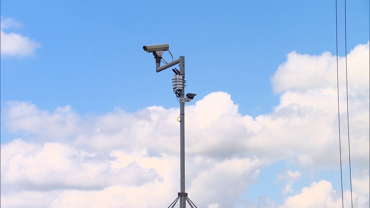 Een van de kentekencamera's op de Merwedebrug (foto: Omroep Brabant).