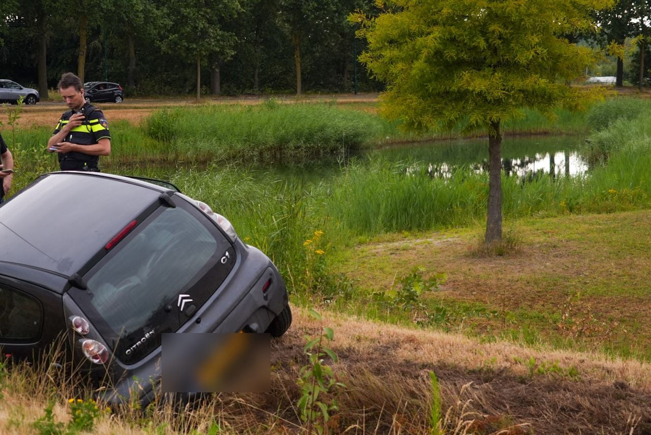 Auto belandt in sloot in Beek en Donk (foto: Harrie Grijseels / Persbureau Heitink). 