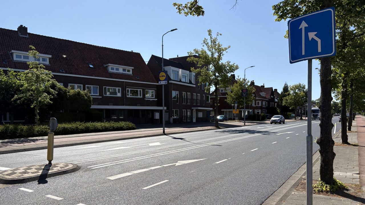 Dit verkeersbord en de pijlen op de weg aan de Leenderweg in Eindhoven spreken elkaar tegen (foto: Wilco Zonneveld).