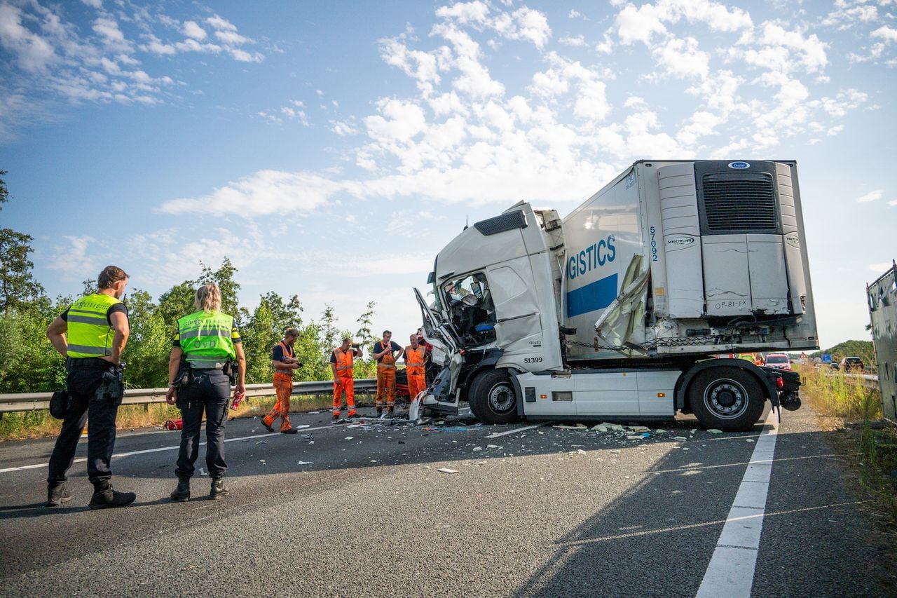 Een van de betrokken vrachtwagens bij het ongeluk op de A17 (foto: Tom van der Put/Persbureau Heitink).