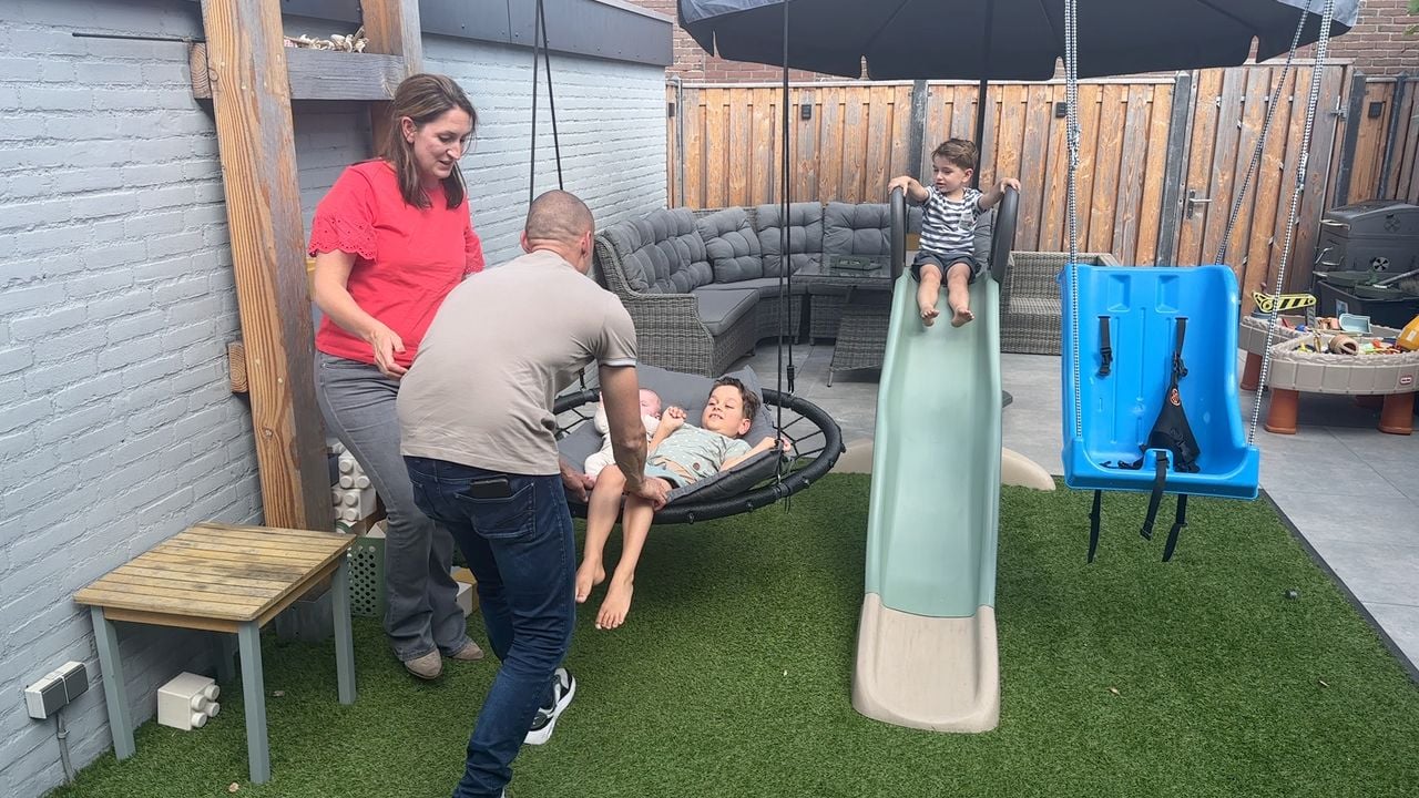 Ravi met zijn vader, moeder en twee broertjes (foto: Omroep Brabant)..