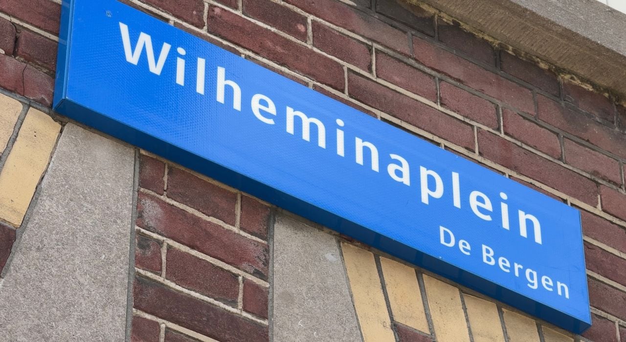 De nieuwe straatnaambordjes op het Wilhelminaplein in Eindhoven missen een letter (foto: Omroep Brabant).