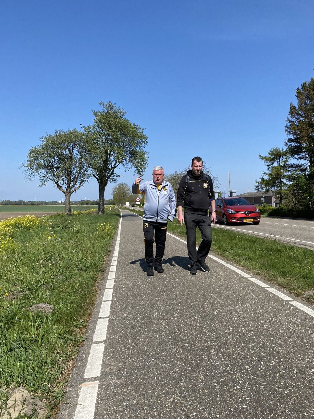 Ronny Goodlass krijgt bij zijn actie weer hulp van NAC-fan Leon Deckers (foto: privé).