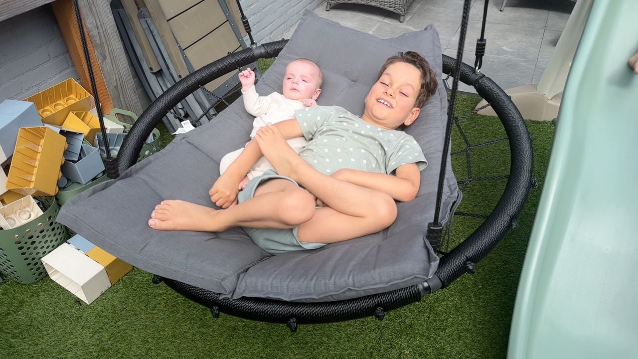 Ravi met zijn broertje in de schommel (foto: Omroep Brabant).