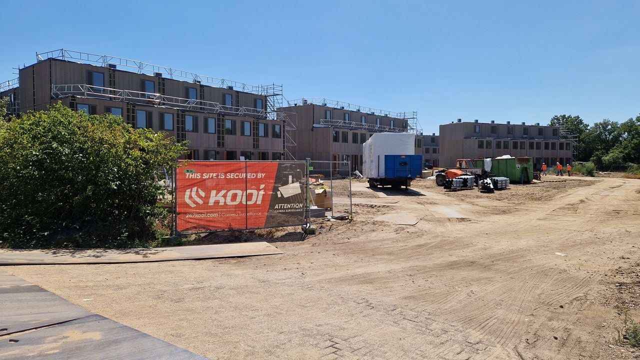 De werkzaamheden voor het nieuwe azc aan de Boekelsedijk in Uden zijn in volle gang (foto: Tom Berkers).