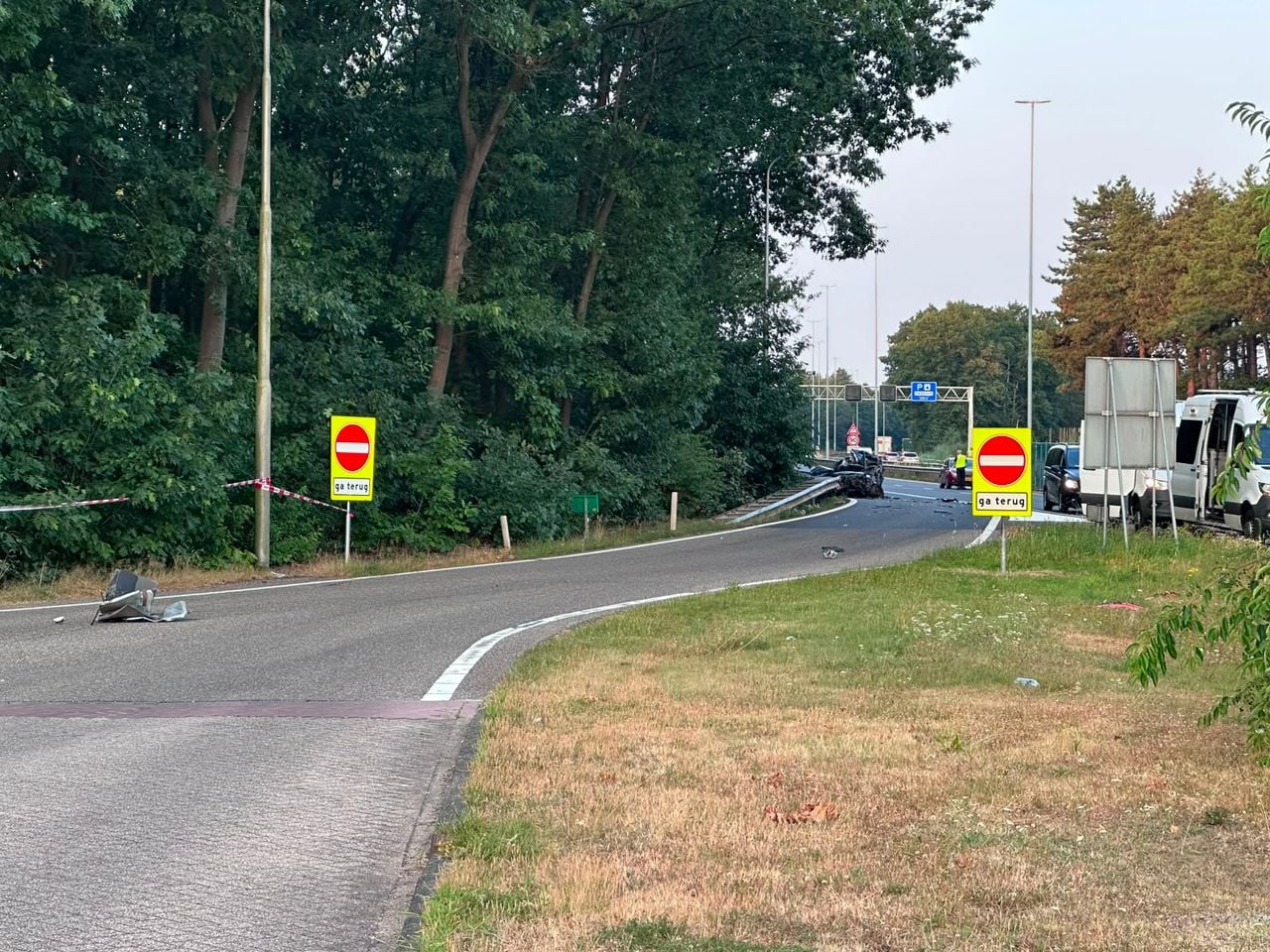 De A27 van Breda richting Gorinchem is dicht na een dodelijk ongeval (foto: Perry Roovers / Persbureau Heitink). 