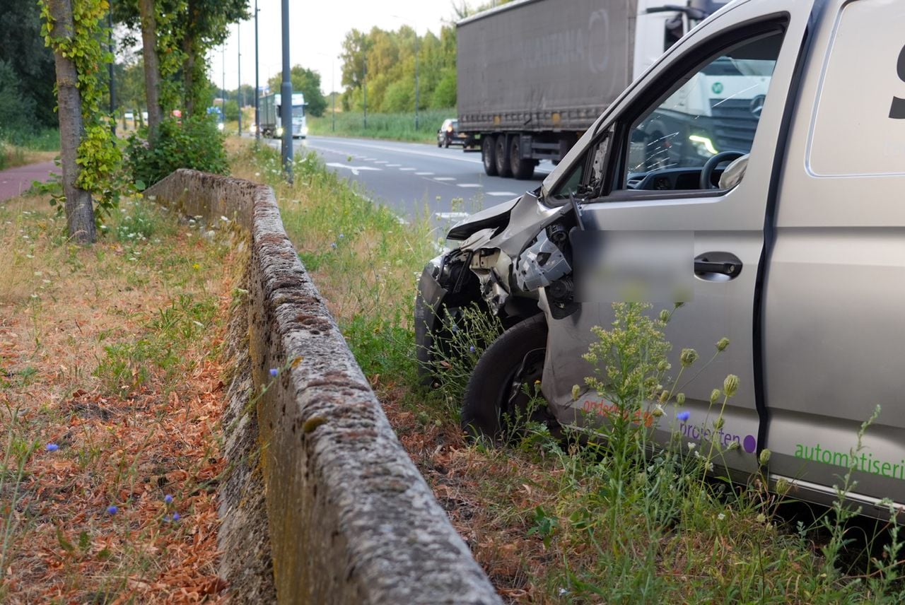 Gewonde bij ongeval tussen twee auto's en een bestelbusje (foto: Harrie Grijseels / Persbureau Heitink). 
