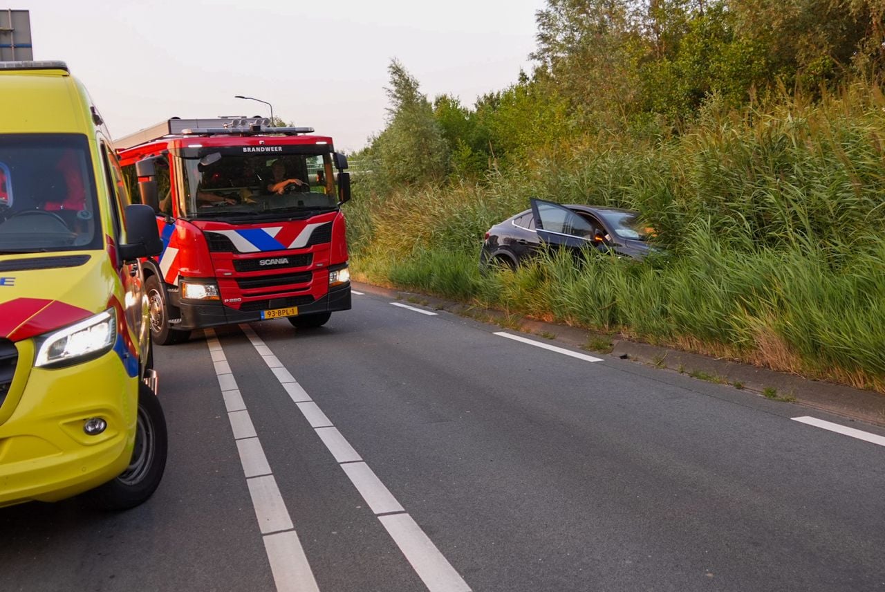 Gewonde bij ongeval tussen twee auto's en bestelbusje (foto: Harrie Grijseels / Persbureau Heitink). 