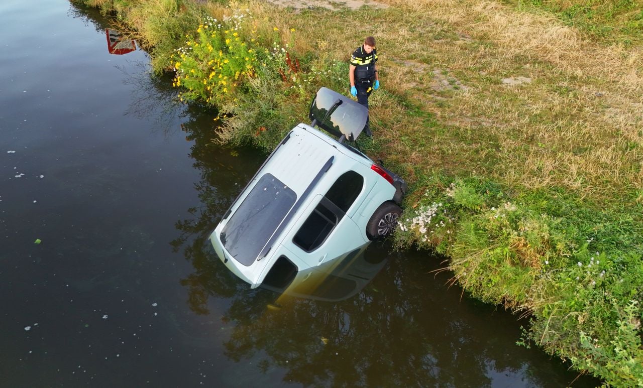Auto te water in Engelen (foto: Bart Meesters/Persbureau Heitink).