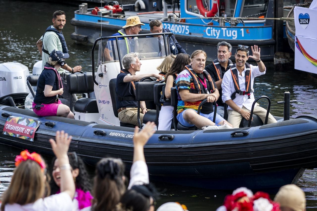 Premier Rob Jetten op een boot tijdens de Canal Parade (foto: Remko de Waal/ANP).