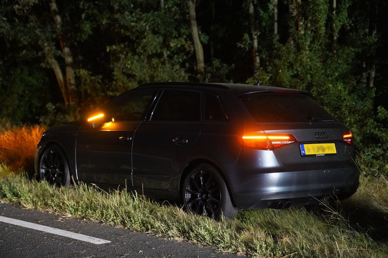 De Audi op de plaats van de crash is door de politie meegenomen voor onderzoek (foto: Bart Meesters/Persbureau Heitink).