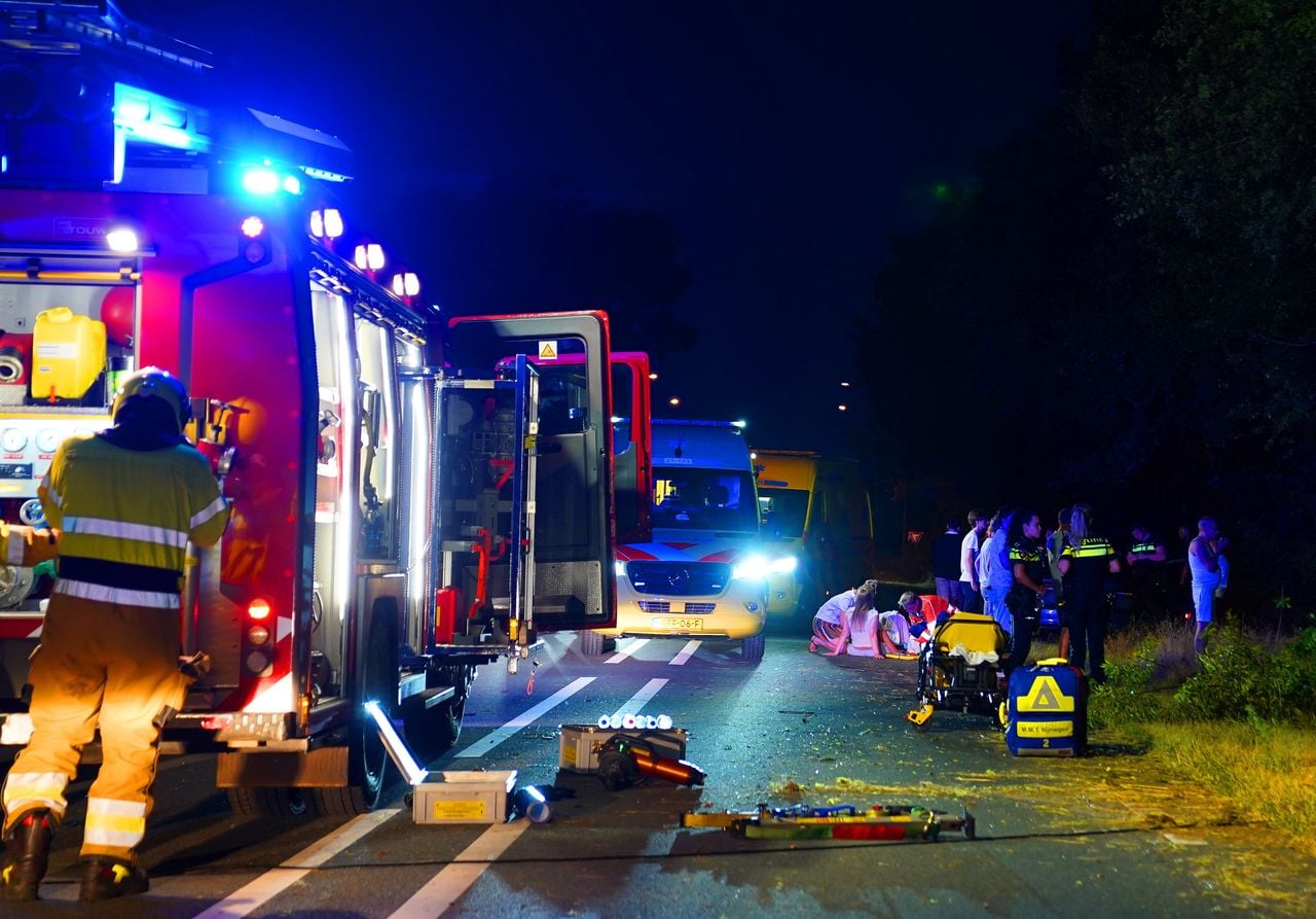 Om de hulpverleners de ruimte te geven, werd de Eerdsebaan een tijd lang afgesloten (foto: Bart Meesters/Persbureau Heitink).