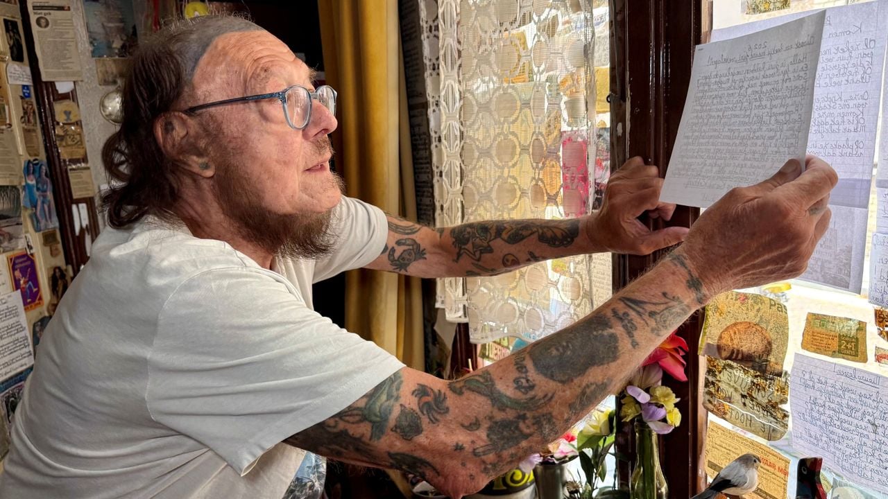 Ko van de Ketterij zorgt dat iedereen die langsloopt, zijn gedichten kunnen lezen (foto: Erik Peeters)