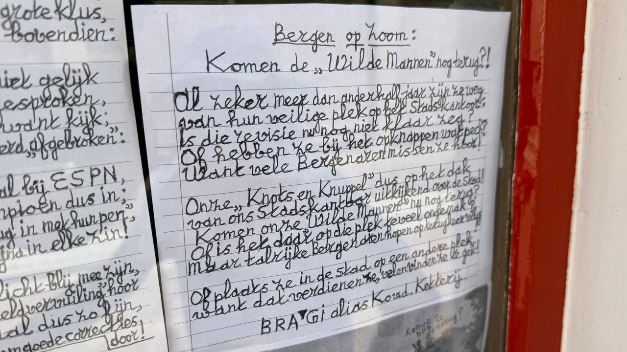 Een gedicht achter het raam van Ko's huis (foto Erik Peeters)