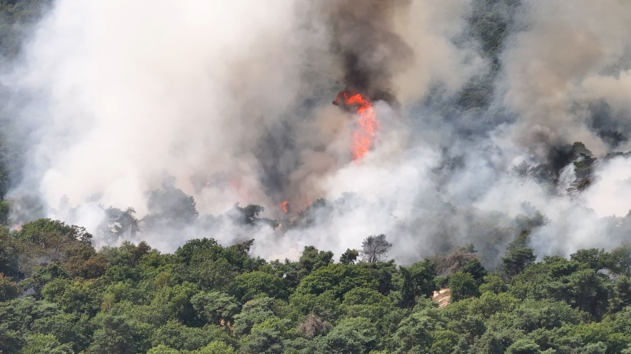 Grote brand net over de grens in Limburg (foto: Persbureau Heitink).