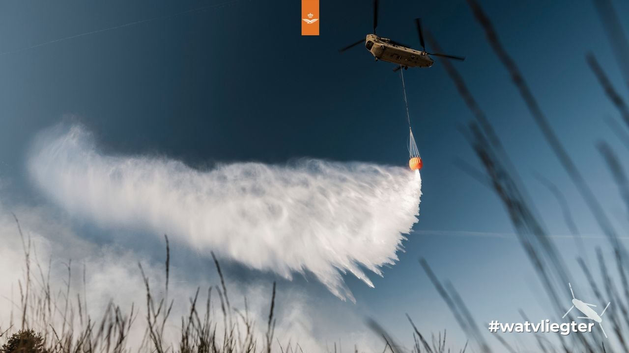 Vanaf vliegbasis Gilze-Rijen helpen twee helikopters met blussen (foto: Luchtmacht).