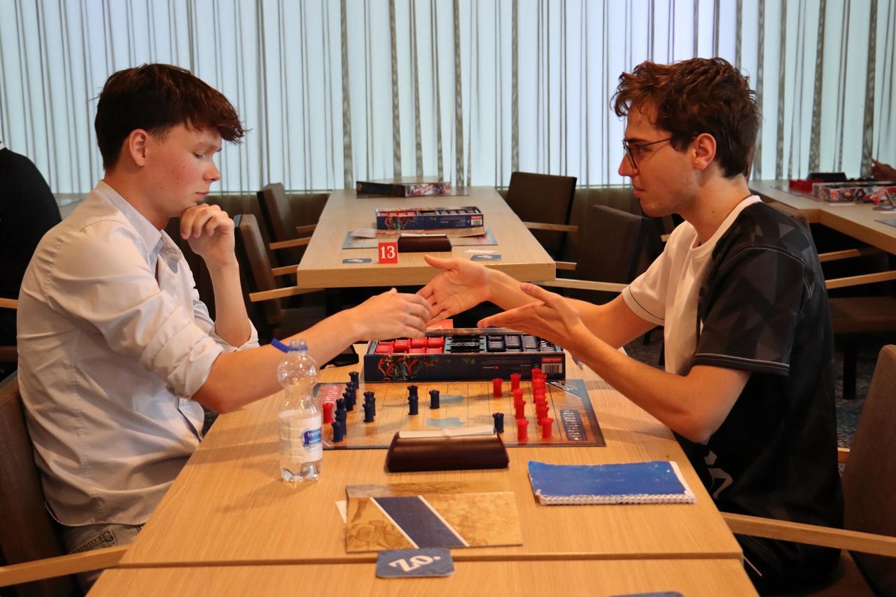 Sem en zijn tegenstander tijdens het beslissende moment (foto: De Strategobond).