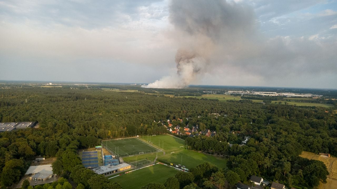 Vanuit Overloon is de brand goed te zien (foto: Albert Hendriks).