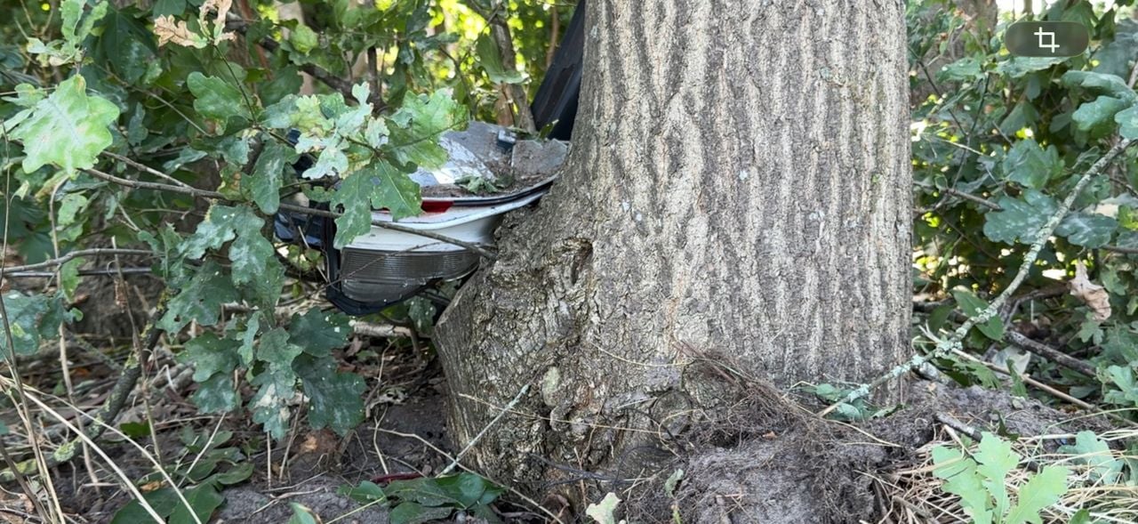 Brokstukken van de auto na het ongeval