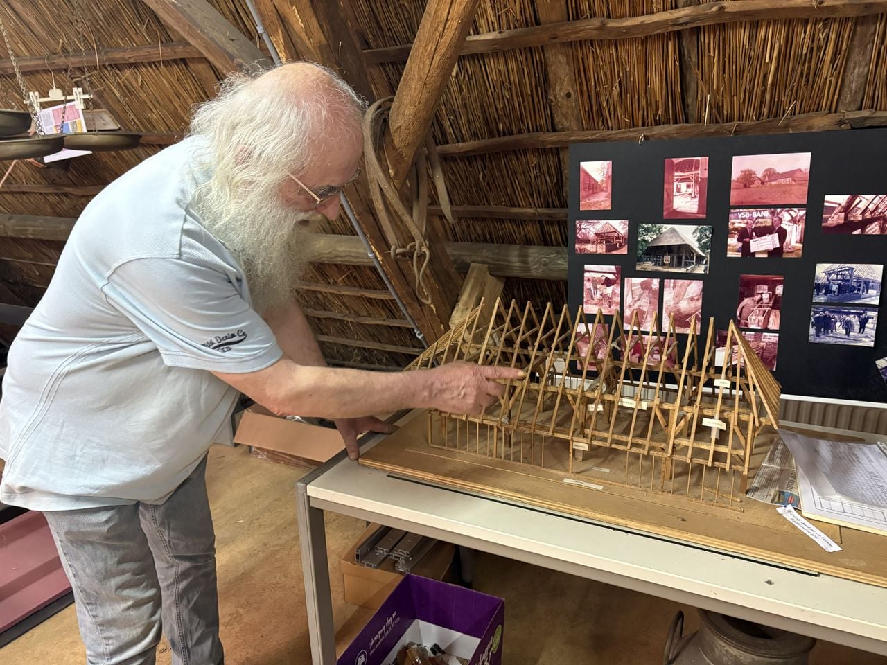 Kees bij een maquette van een andere historische boerderij (foto: Karin Kamp).