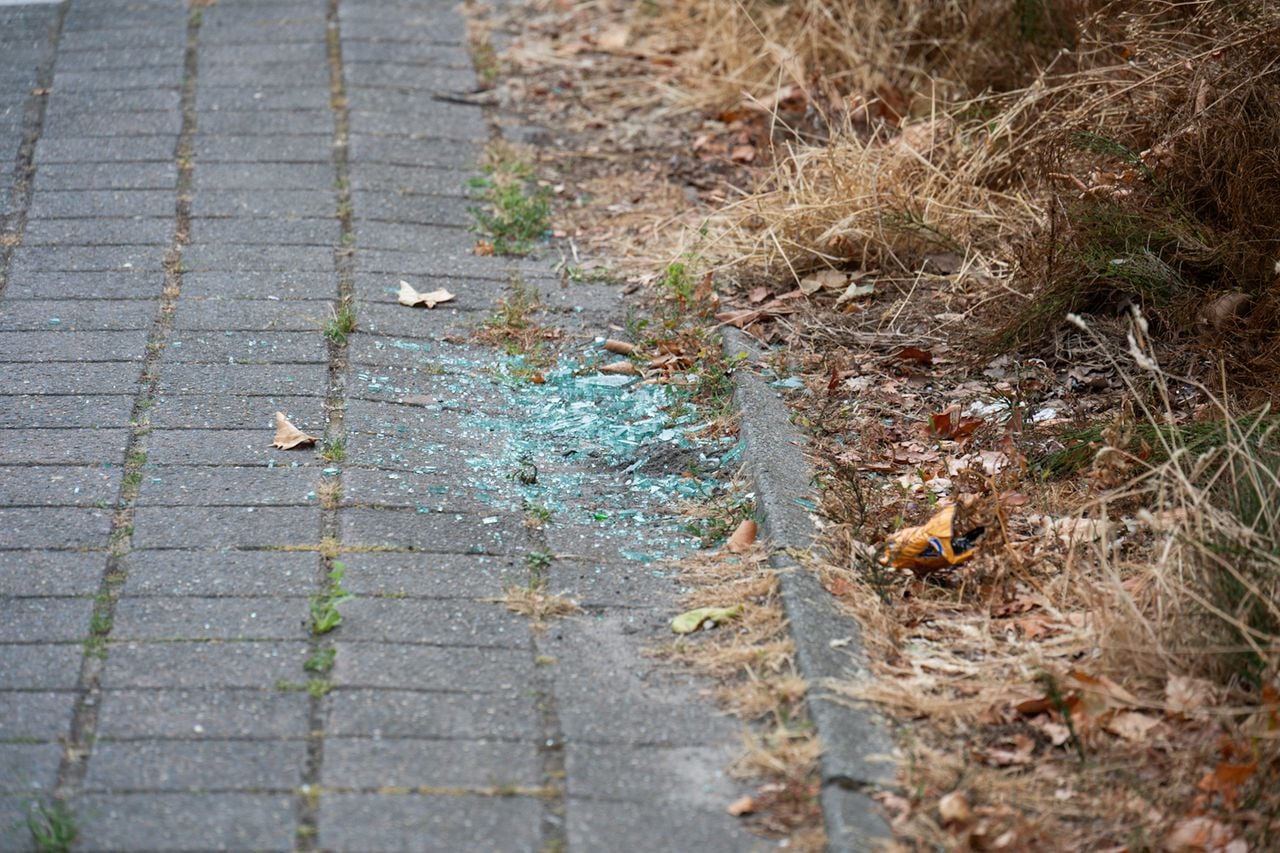 Het glas ligt nog op straat (foto: Tom van der Put / Persbureau Heitink).