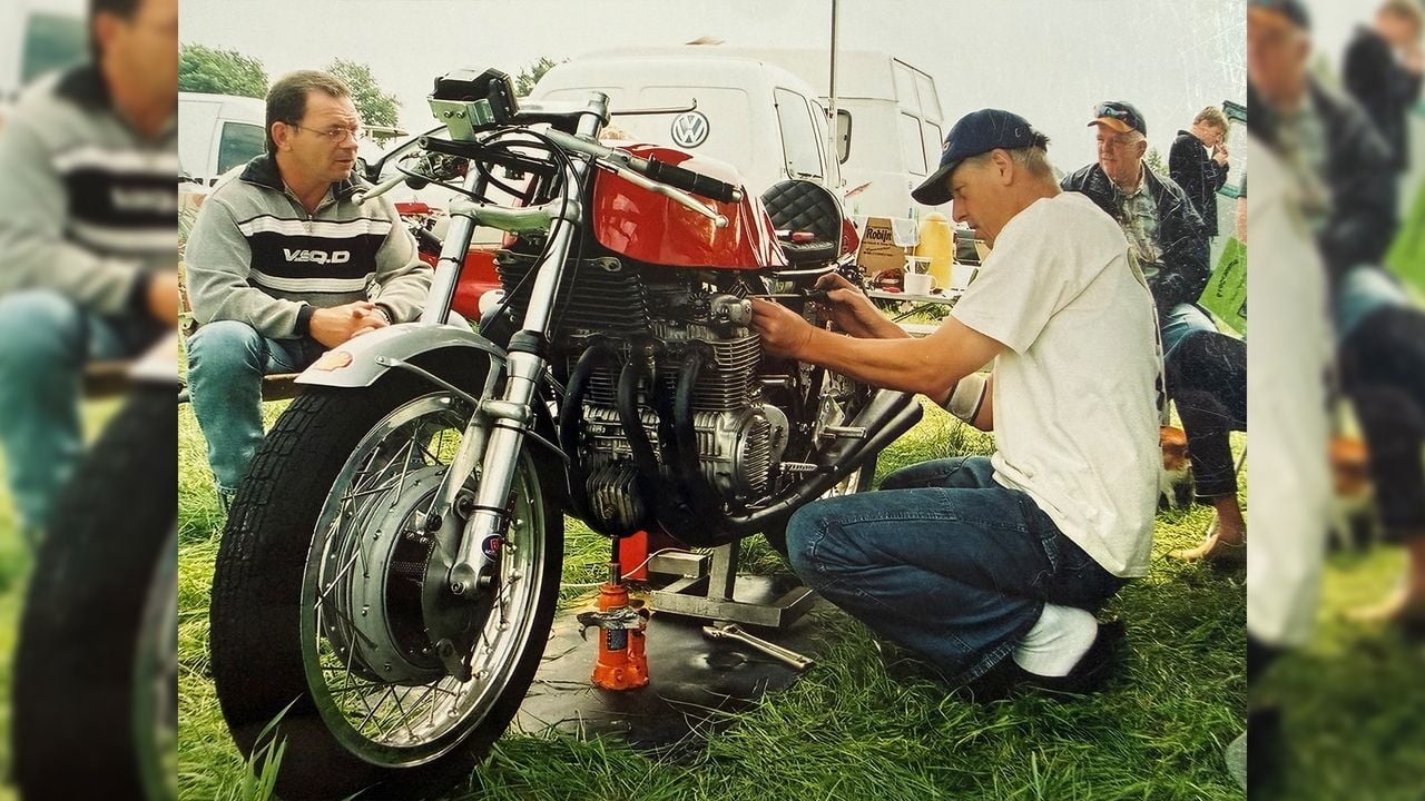 Piet in zijn element: sleutelend aan de motor (privéfoto).