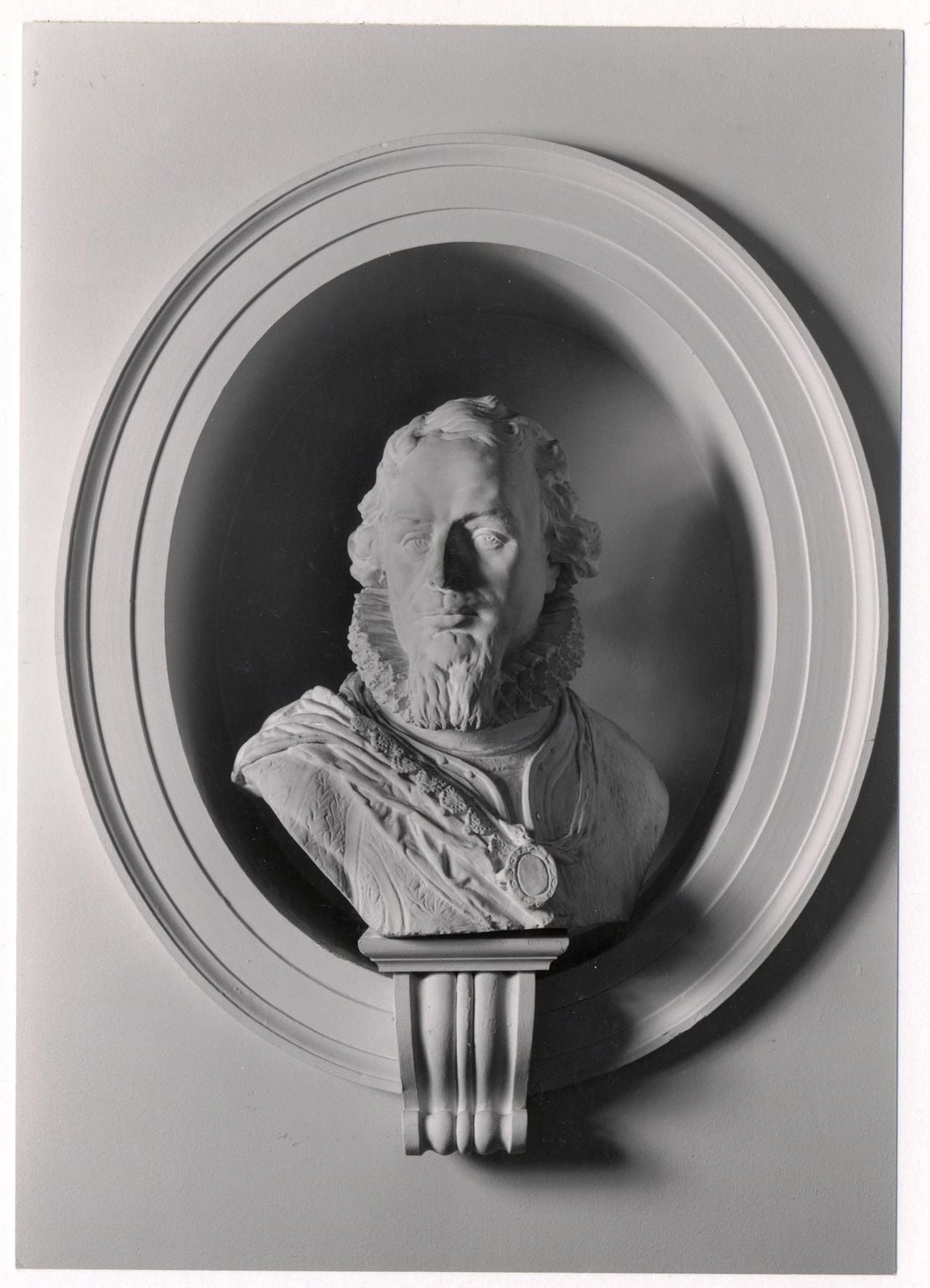 Een buste van prins Maurits van Oranje (foto: Rolf ter Veer/collectie Stadsarchief Breda)