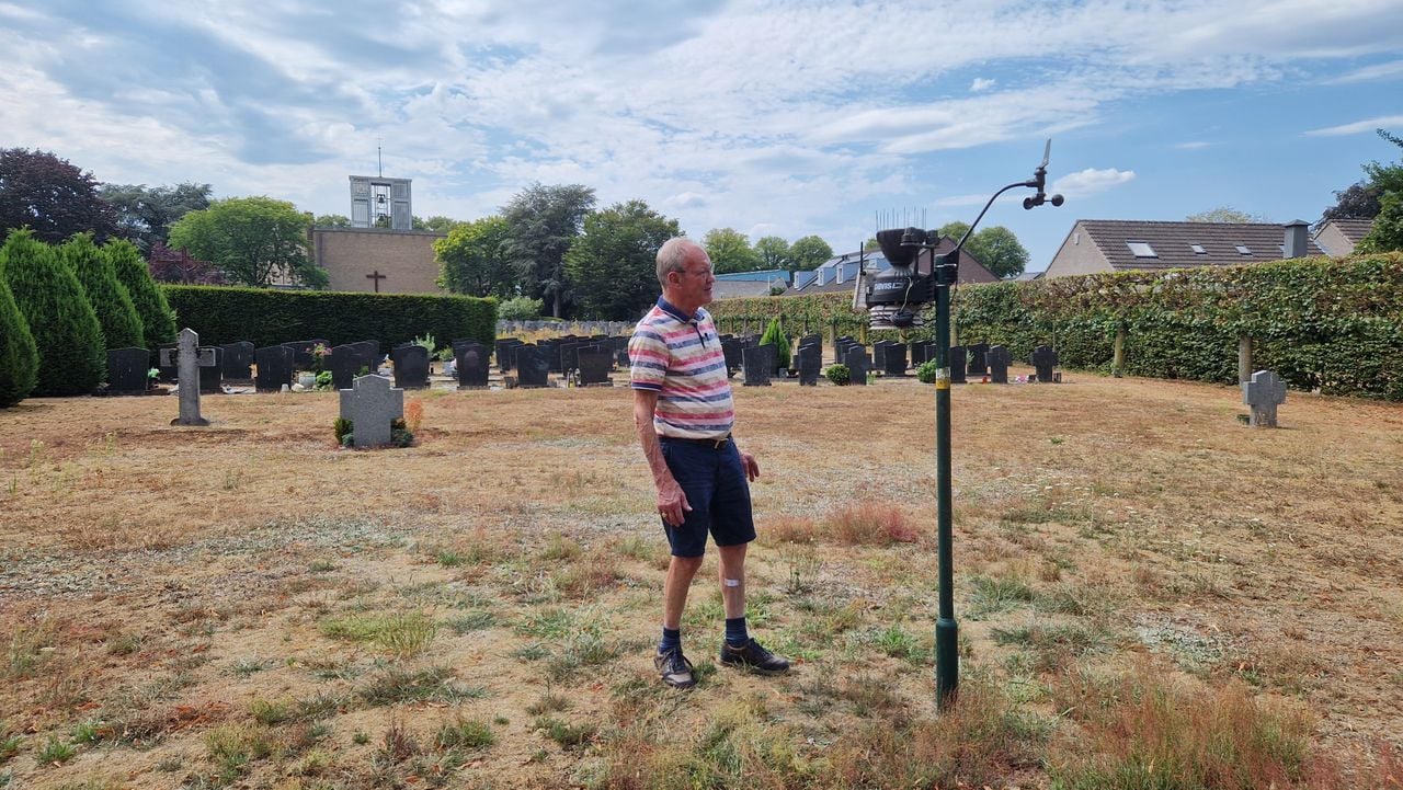 Bert bij het weerstation op het kerkhof achter zijn huis (foto: Tom Berkers).