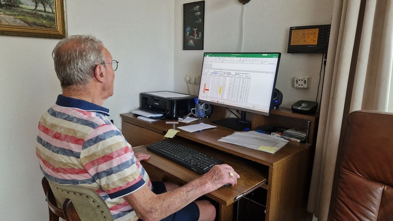 Alle informatie van de weerstations noteert Bert heel nauwkeurig (foto: Tom Berkers).