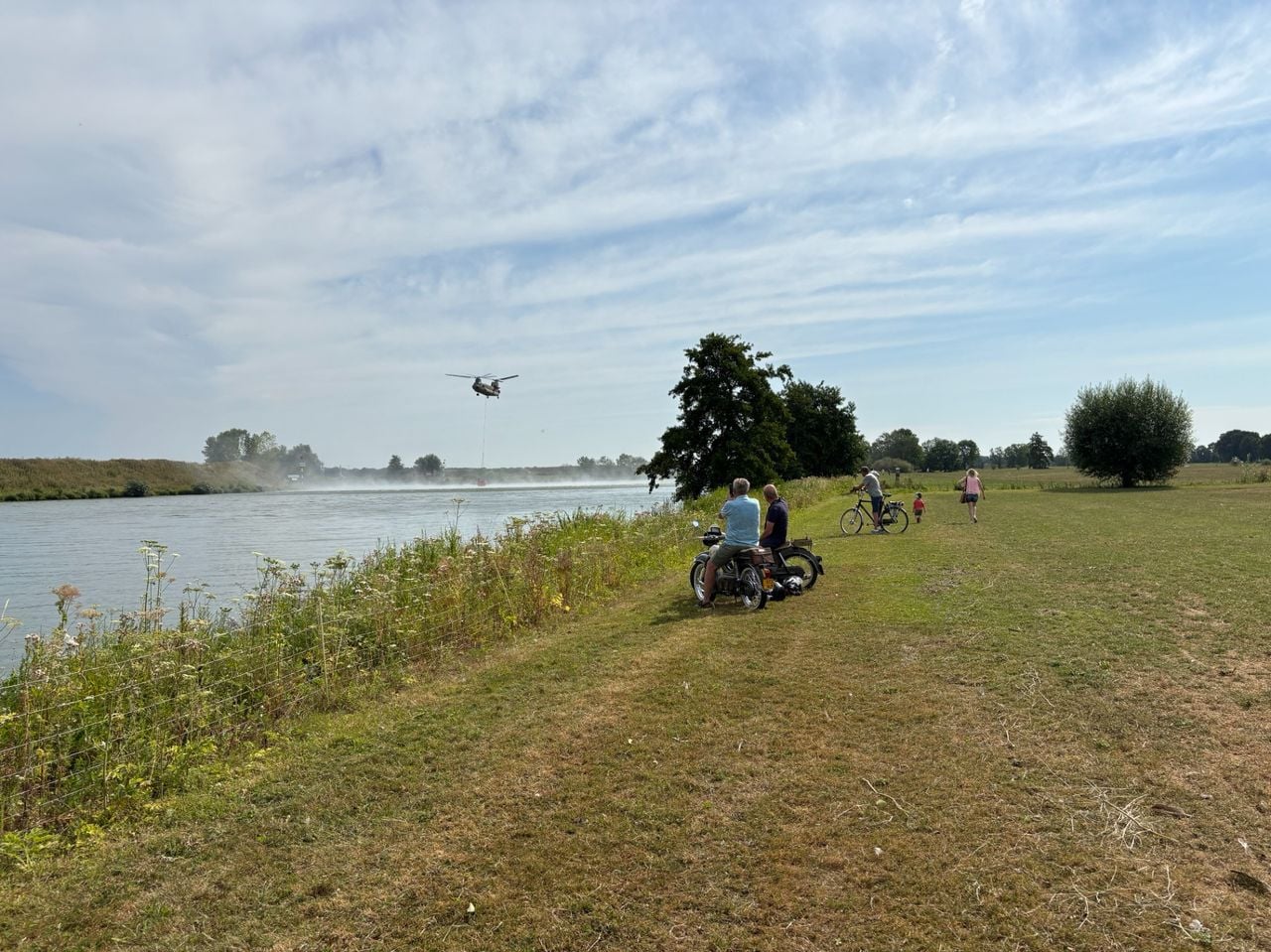 Chinooks halen water uit de Maas (foto: Wilco Zonneveld).