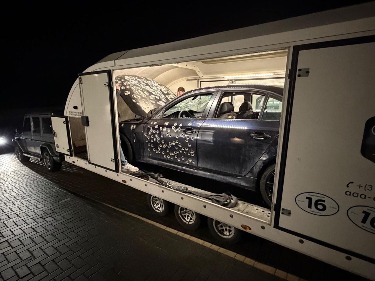 De auto vol kogelgaten werd discreet afgeleverd (foto: eigen beeld). 