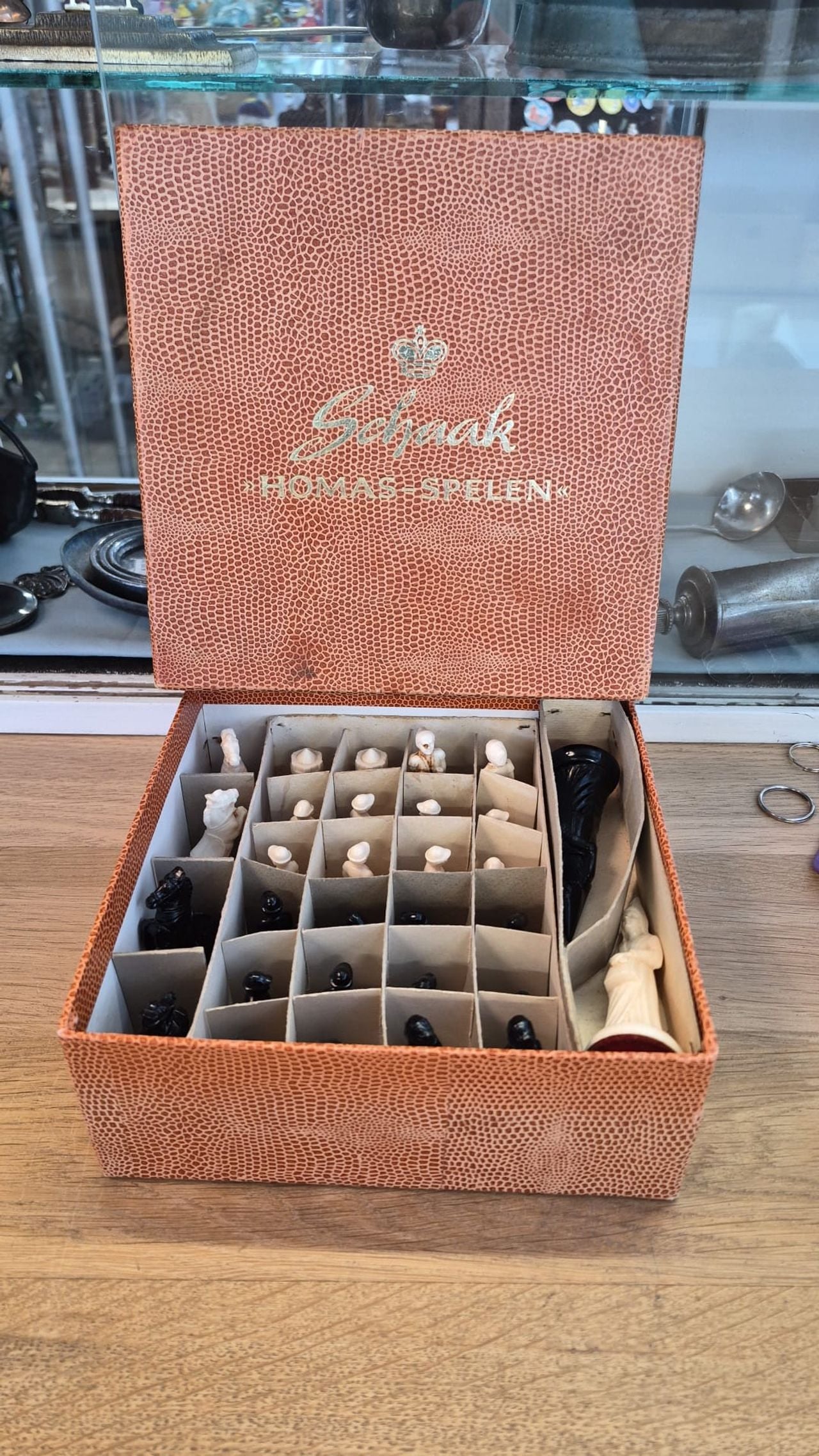 De complete schaakset in de originele doos (foto: Jan-Willem Hoornstra).