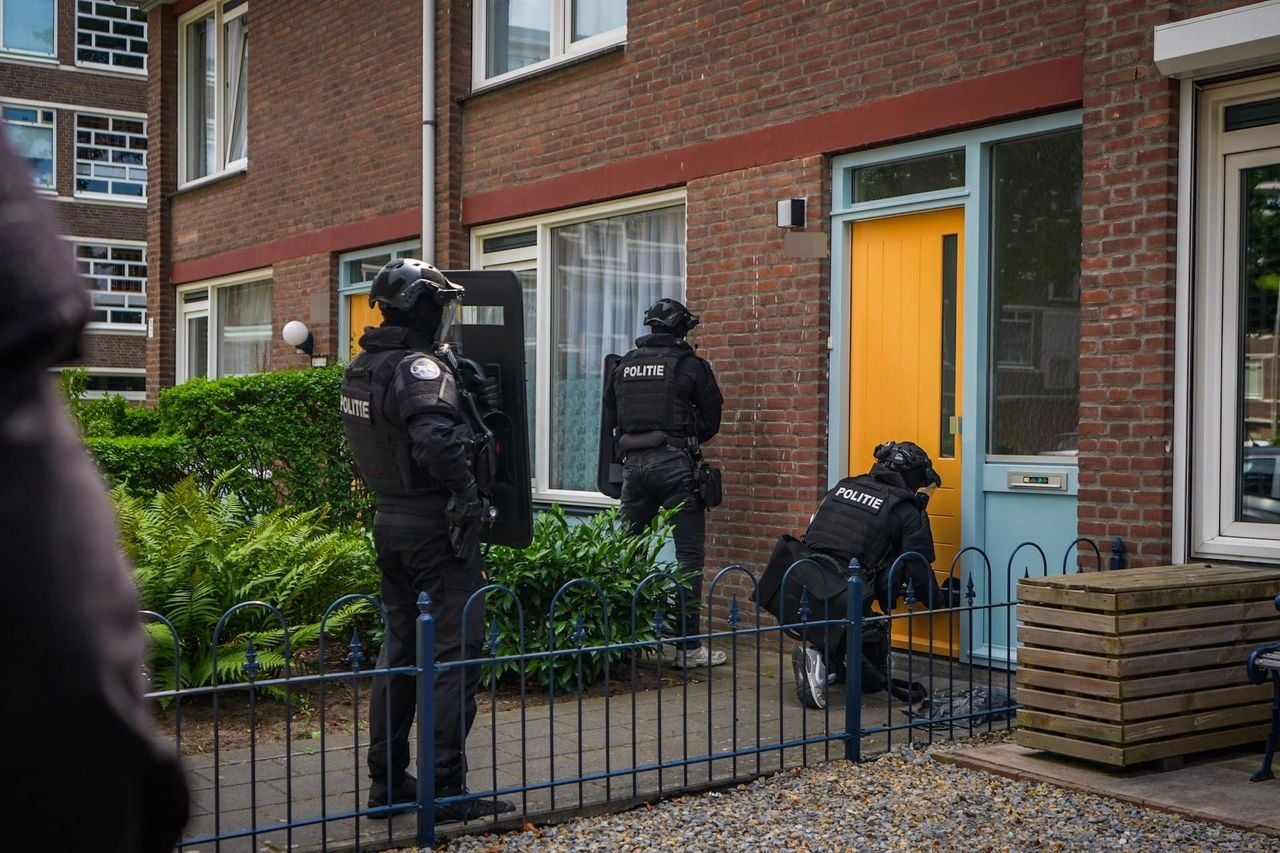 Een arrestatieteam viel donderdag een huis in Eindhoven binnen (foto: SQ Vision).