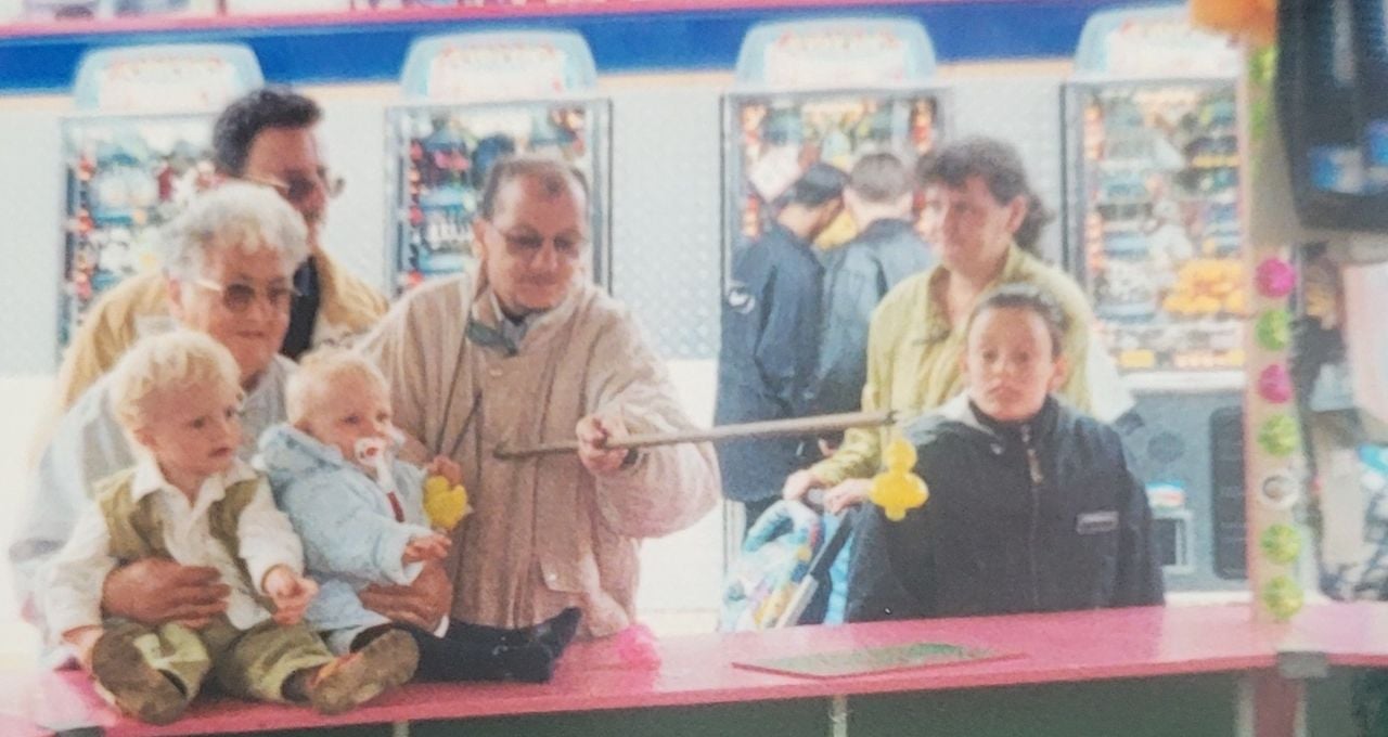 Jos met de familie op de kermis (foto: privé).