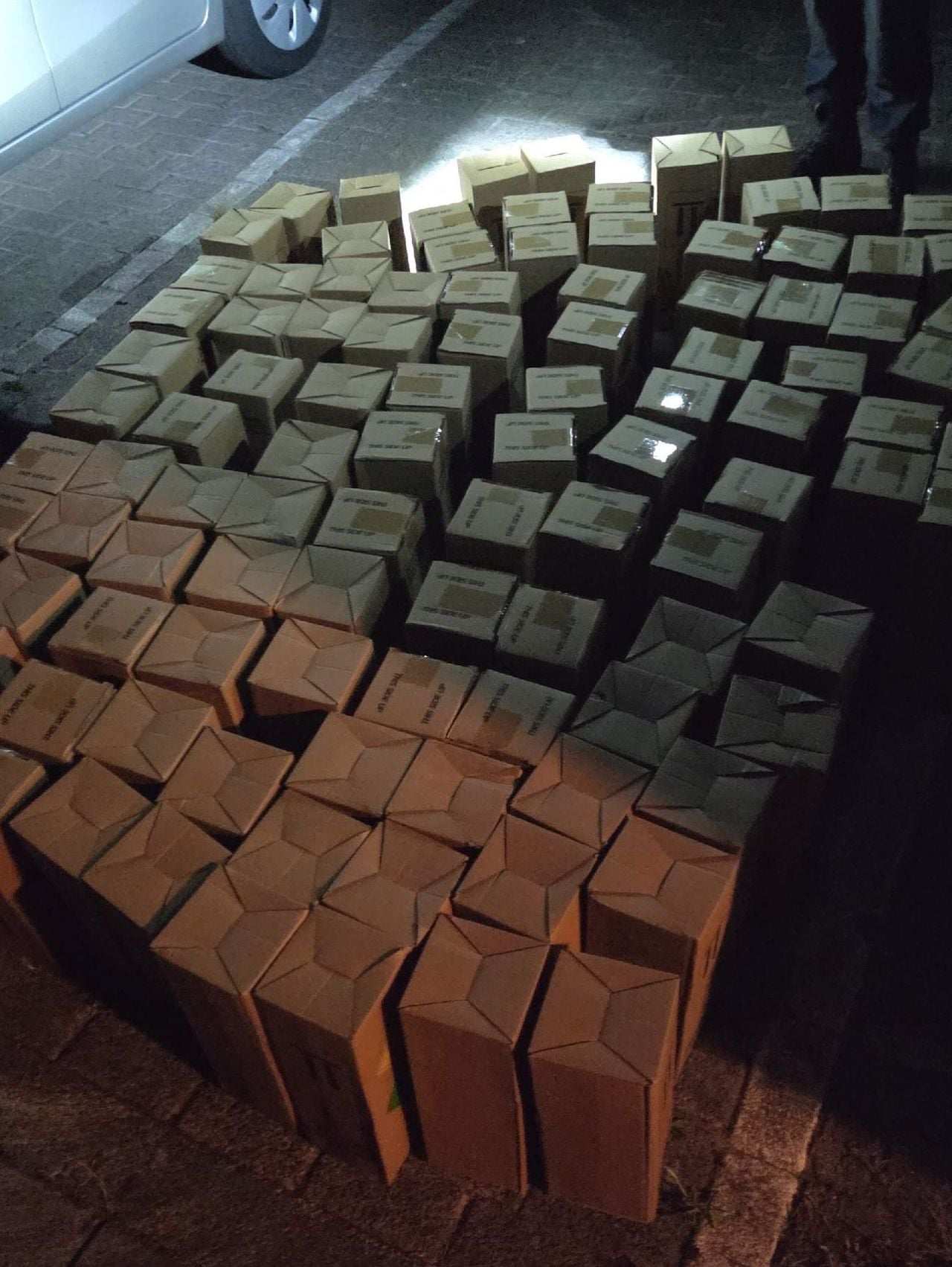 De politie vond woensdag 107 flessen lachgas in een bestelbus in Eindhoven (foto: Politie Digitaal Eindhoven).