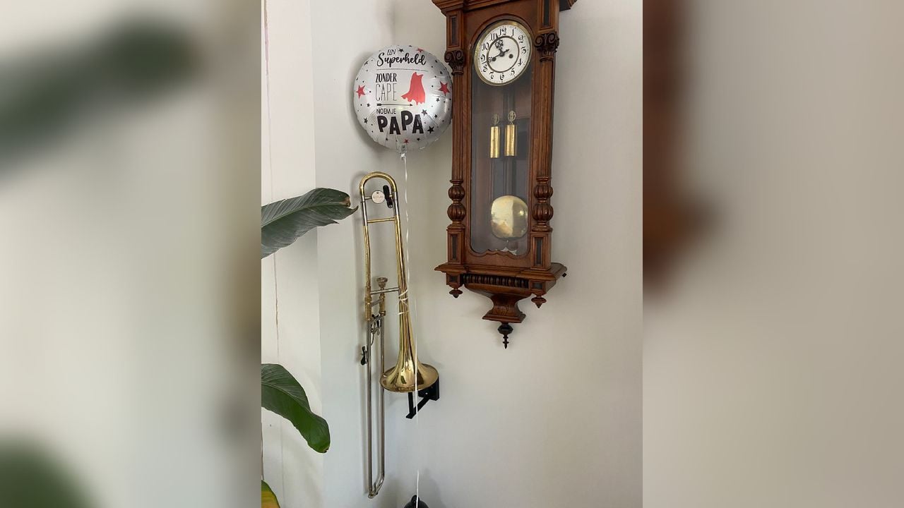 De trombone van Piet hangt bij Wendy aan de muur (foto: Wendy Meesters). 