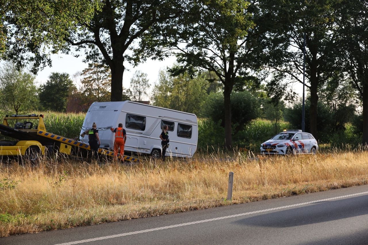 De caravan die losgekoppeld werd op de N264 bij Volkel (foto: Kevin Kanters / SQ Vision).
