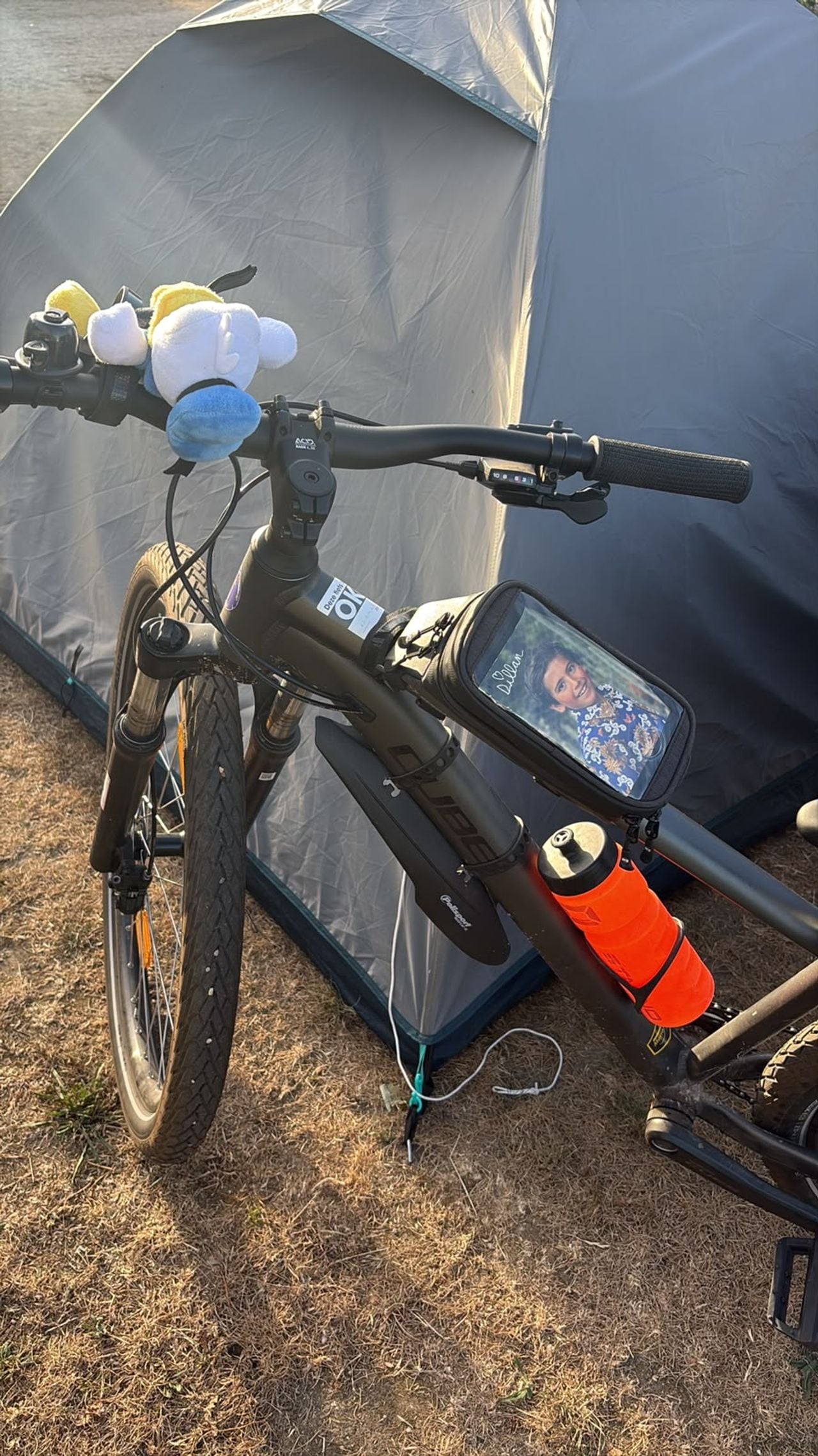 De fiets van Sam draagt een foto van Dillan bij zich (foto: privé).