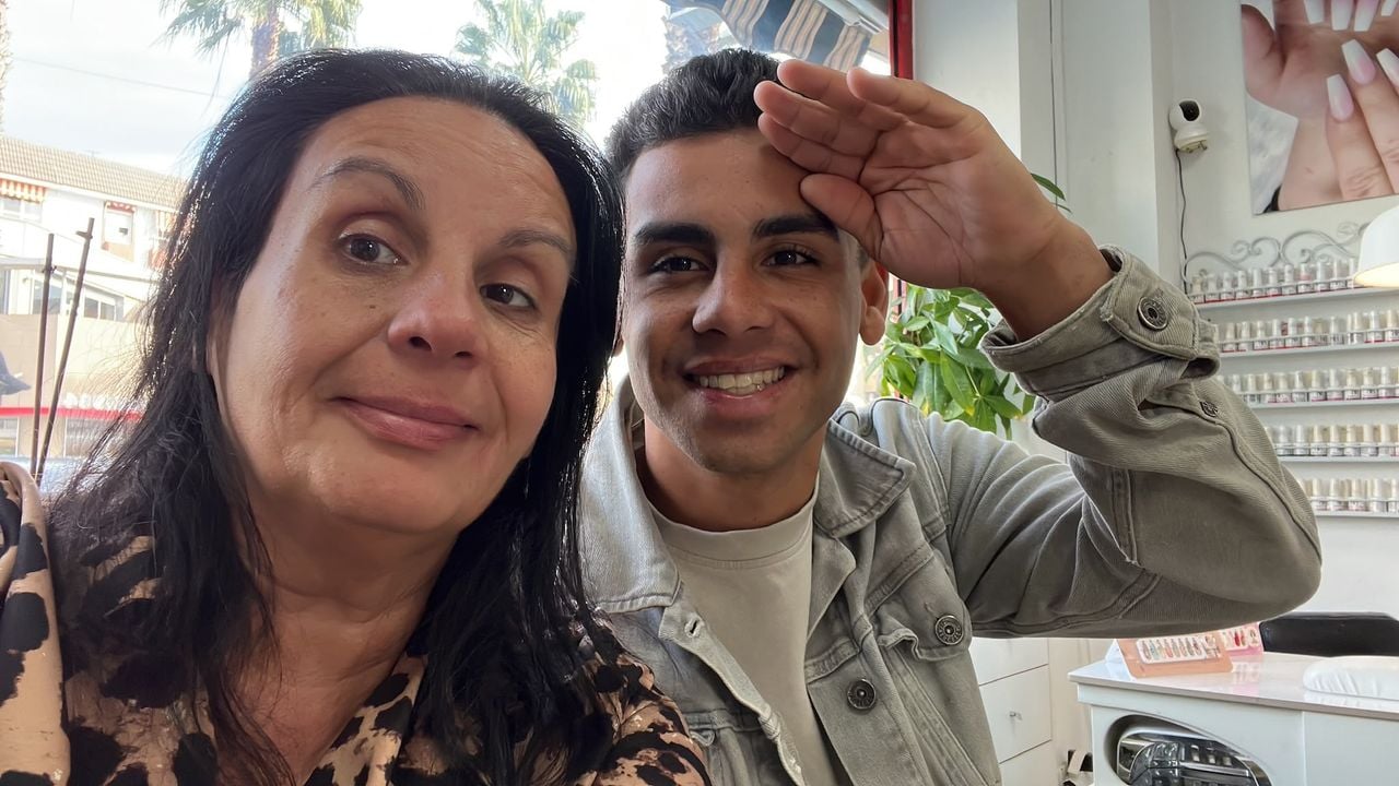 Ayrton met zijn moeder Anouk (foto: privé).