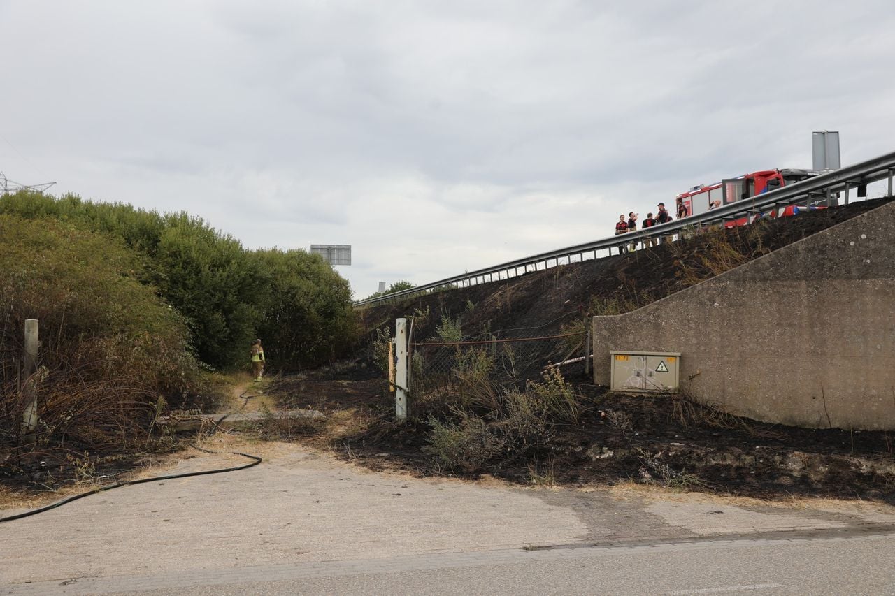 Een rijstrook van de A17 was even dicht (foto: Christian Traets / Persbureau Heitink).