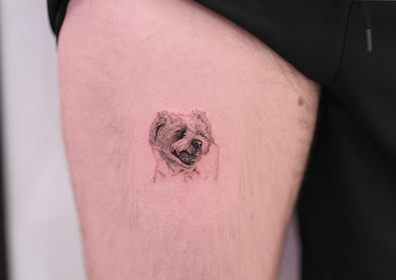 De tattoo van overleden hond Pip, die Maartje bij haar vader zette (eigen foto).