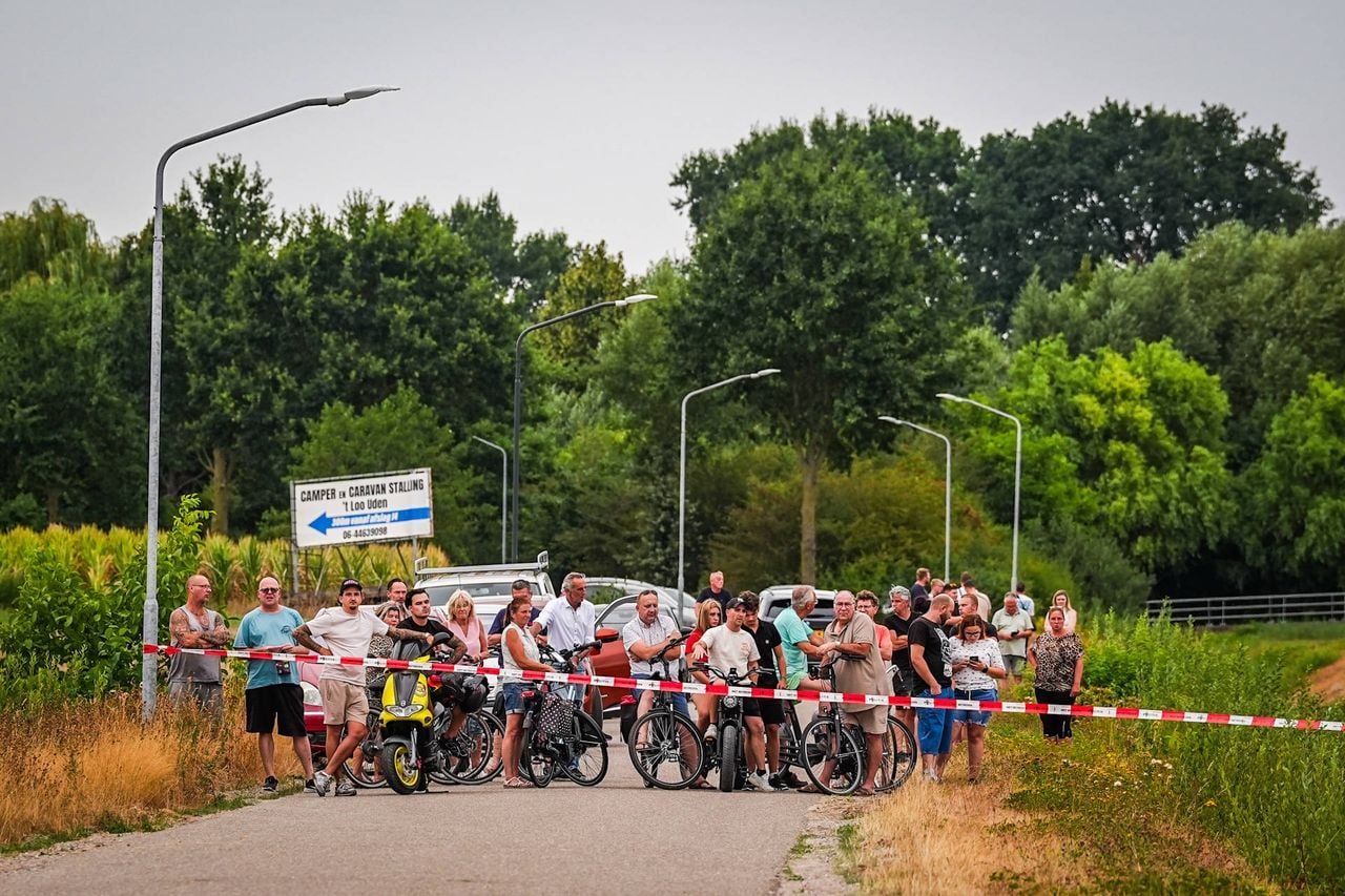 Het ongeluk trekt veel bekijks (foto: Persbureau Heitink).