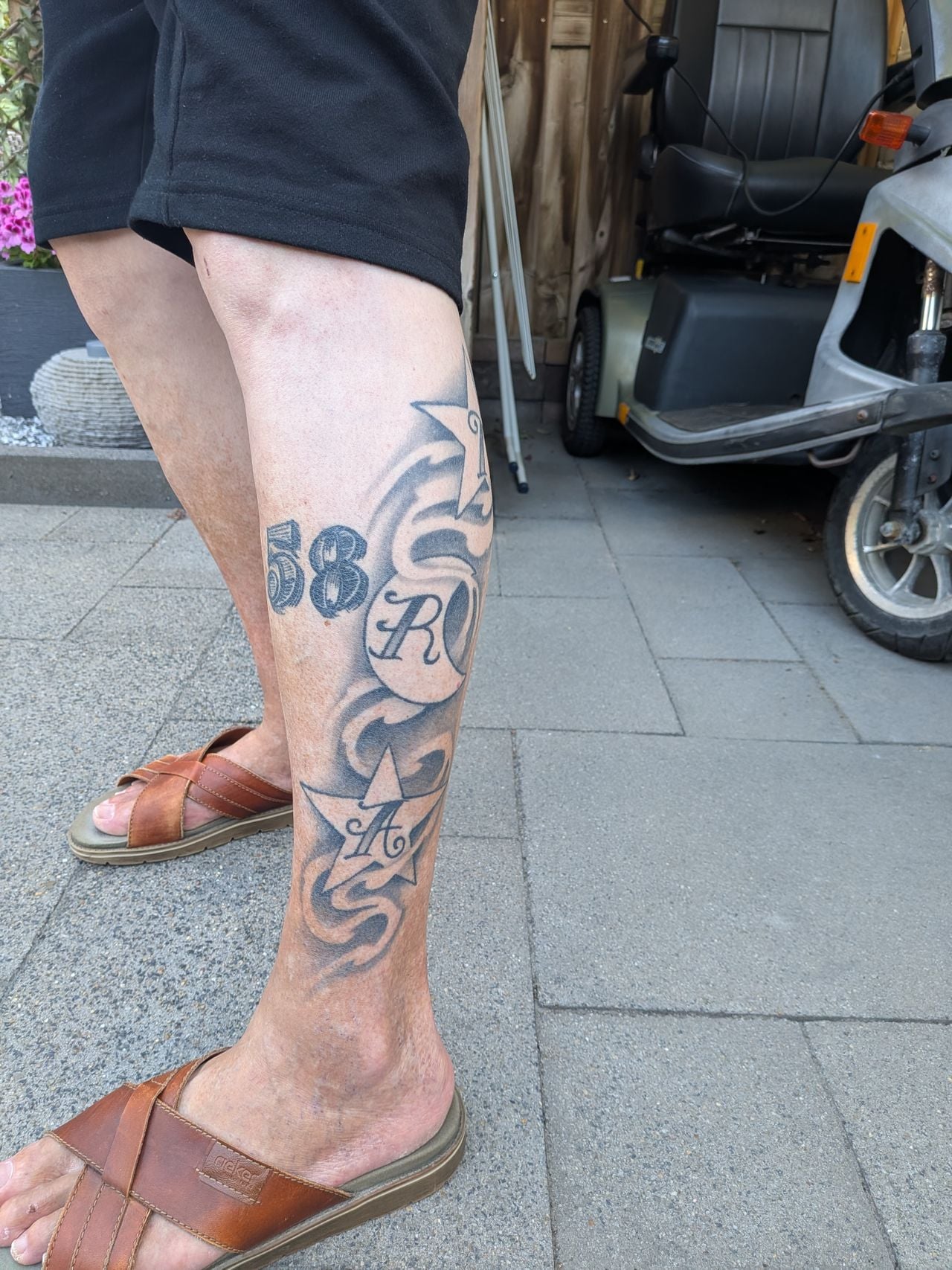 De tattoo waar het allemaal om gaat, de 58 liet hij later bijzetten.