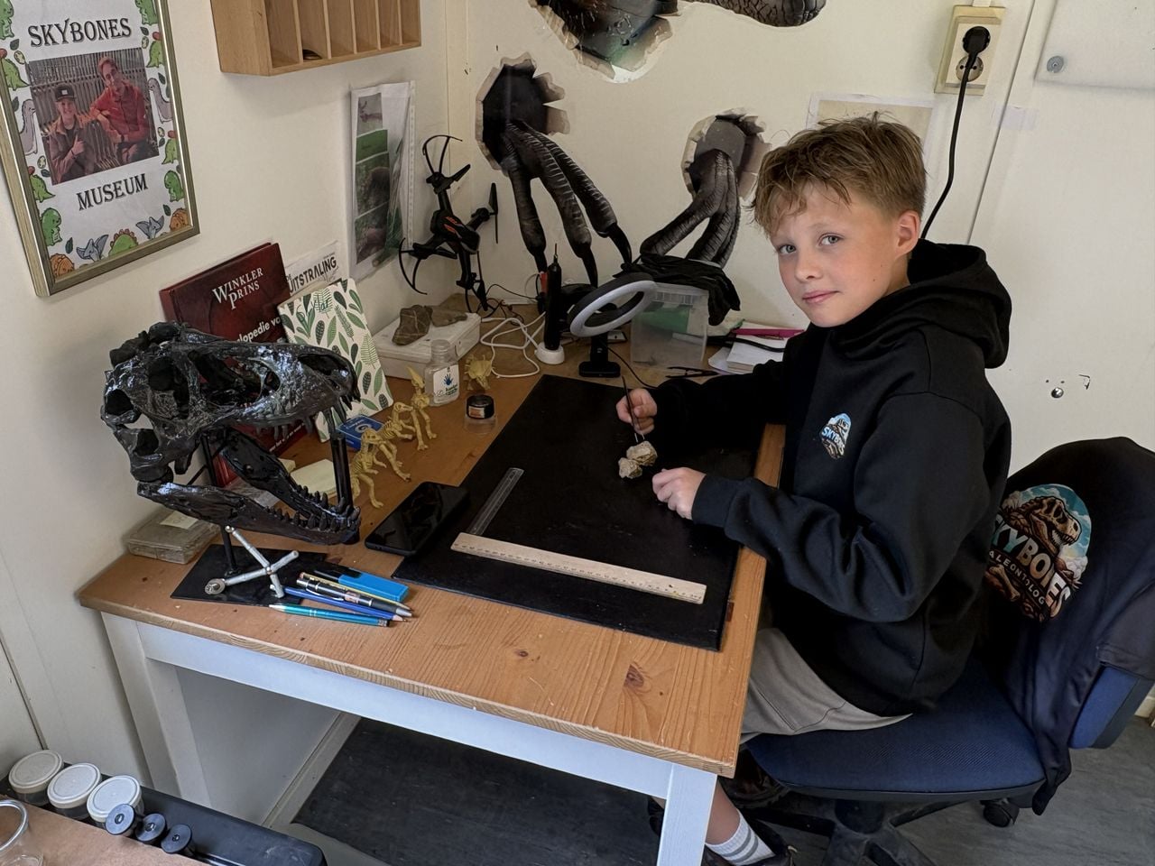 Skylar in zijn eigen fossielenlab, waar hij onderzoek doet naar zijn prehistorische vondsten (foto: Karin Kamp).