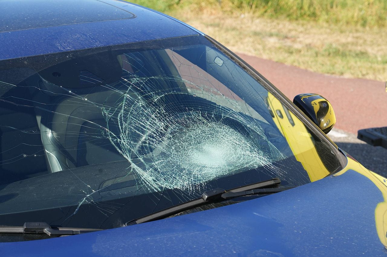 Fietser gewond bij botsing met auto in Raamsdonksveer (foto: Jeroen Stuve/Persbureau Heitink).
