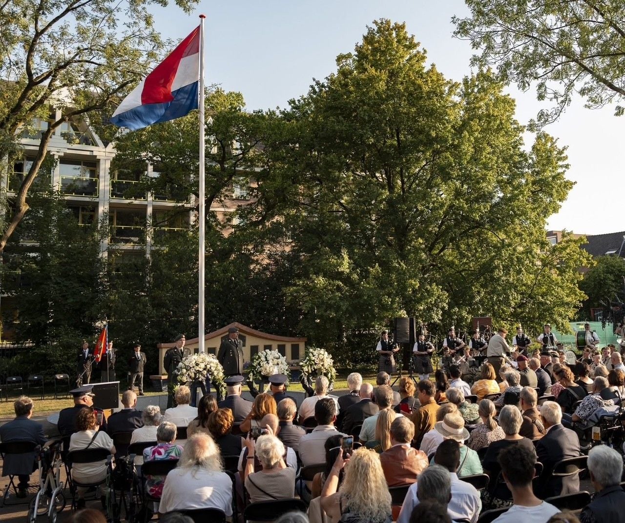 Volle bak in het Vrijheidspark in Tilburg bij een van de vorige edities van de Nederlands-Indië Herdenking in Tilburg (foto: Burgerinitiatief Nederlands-Indië Herdenking Tilburg).