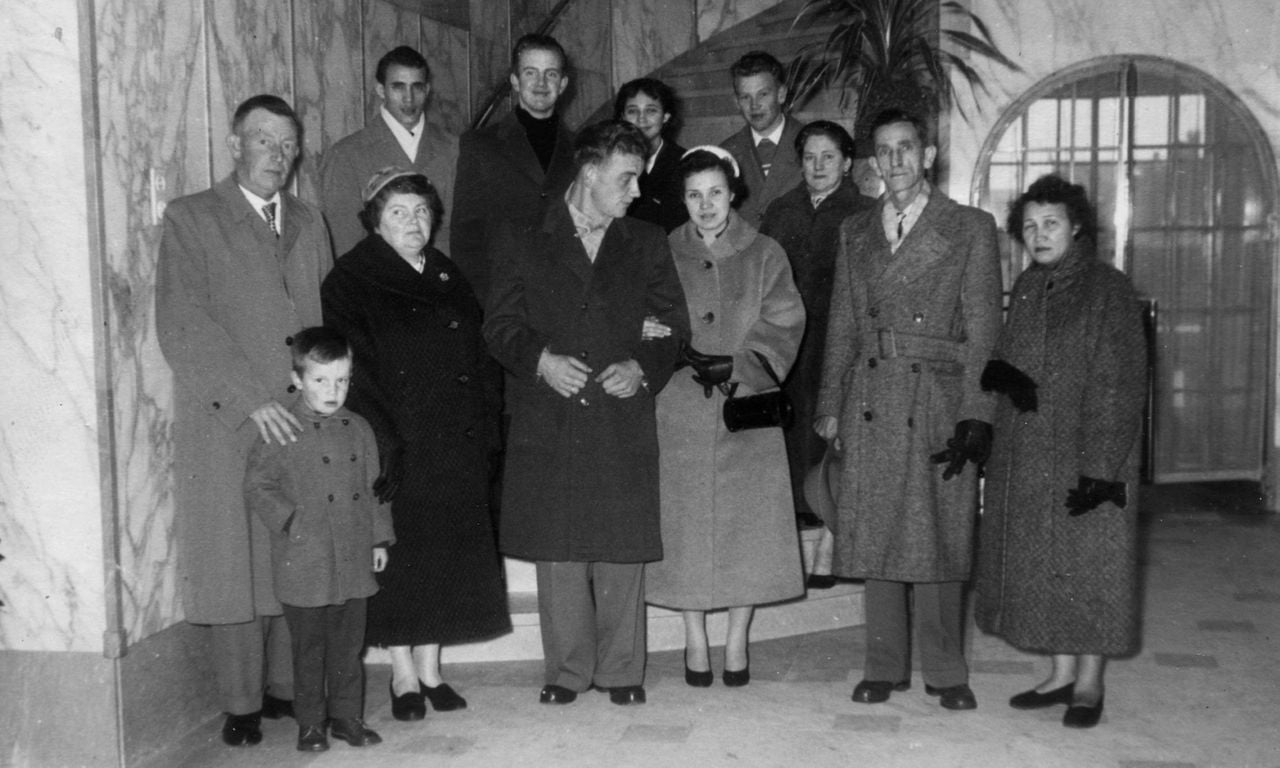Huwelijk ouders Hans van de Ven. Vader Jacques van de Ven en moeder Willy Hoevelaken. Rechts naast hen opa Johan Hoevelaken en oma Elizabeth van Hoof (foto: privécollectie Hans van de Ven).
