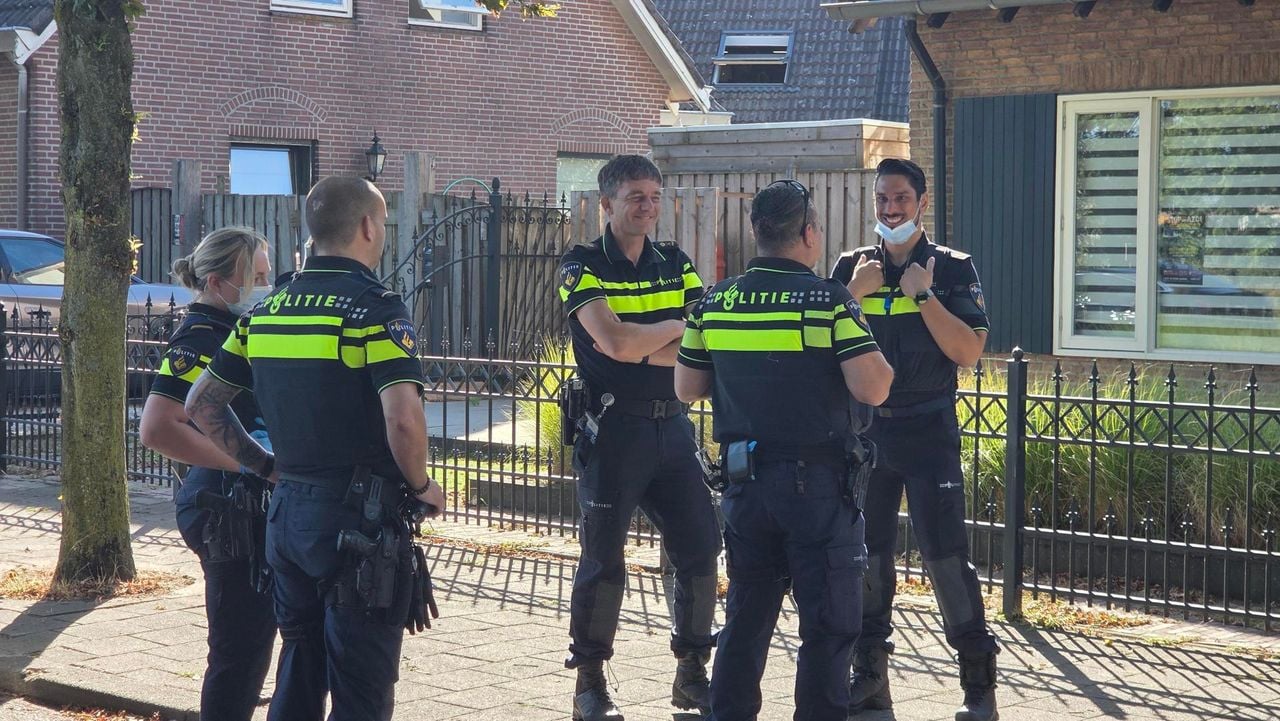 Groot onderzoek bij huis in Engelen, politie zet honden in (foto: Noël van Hooft).