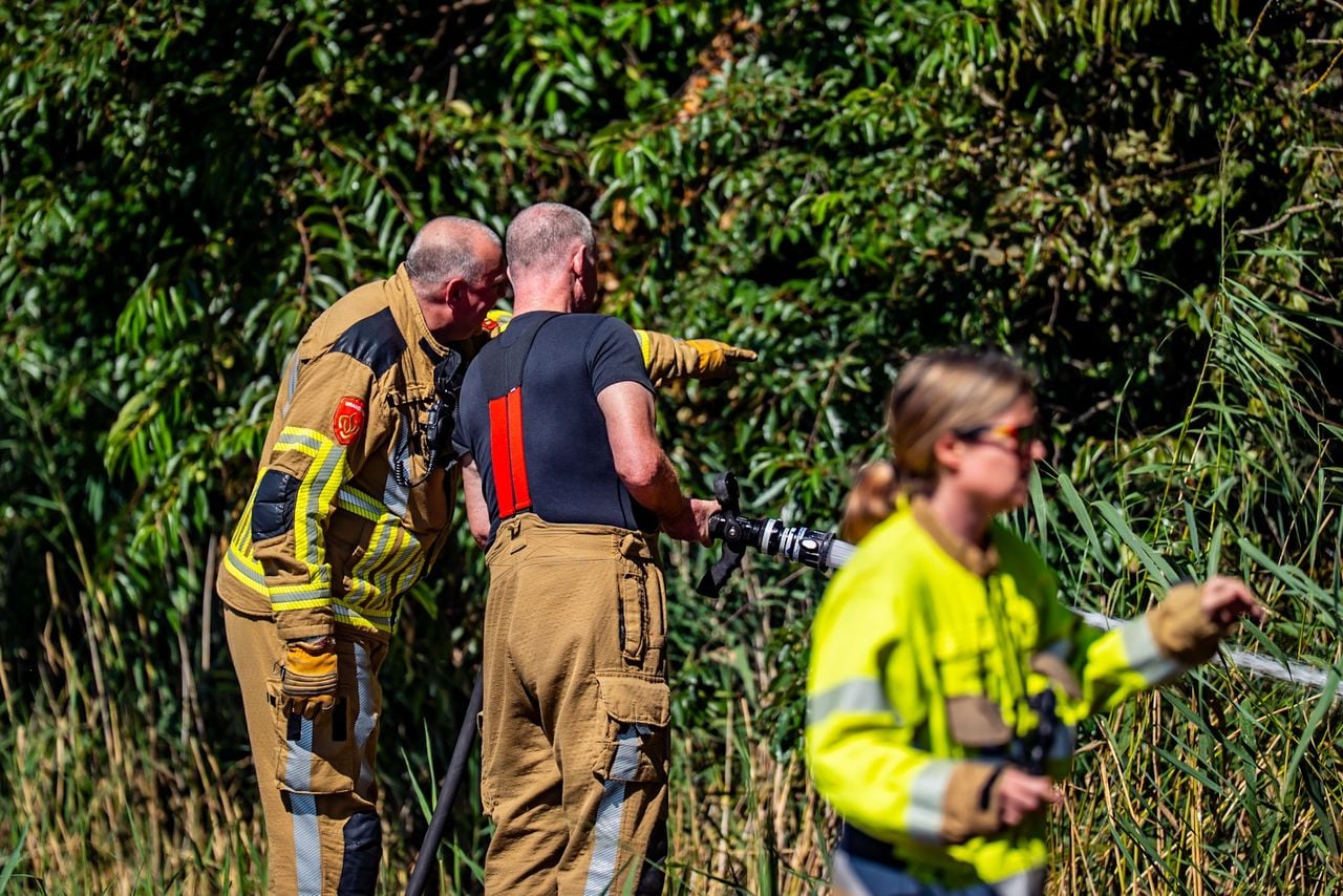 De brandweer kon het vuur in Waalwijk snel blussen (foto: Roland Heitink/Persbureau Heitink).
